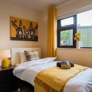  Homestay Suburban Haven